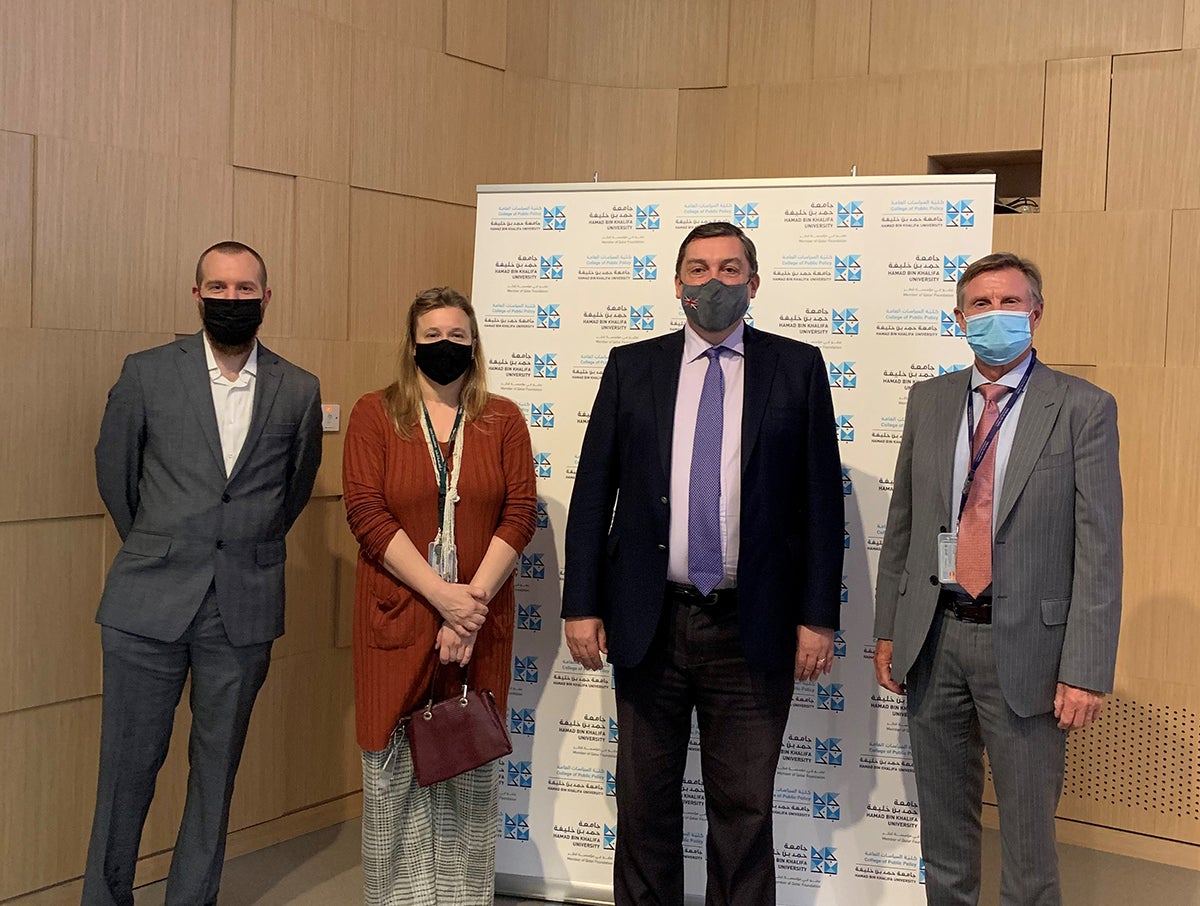سعادة السفير البريطاني لدى قطر يشارك وجهة نظره خلال زيارته لكلية السياسات العامة