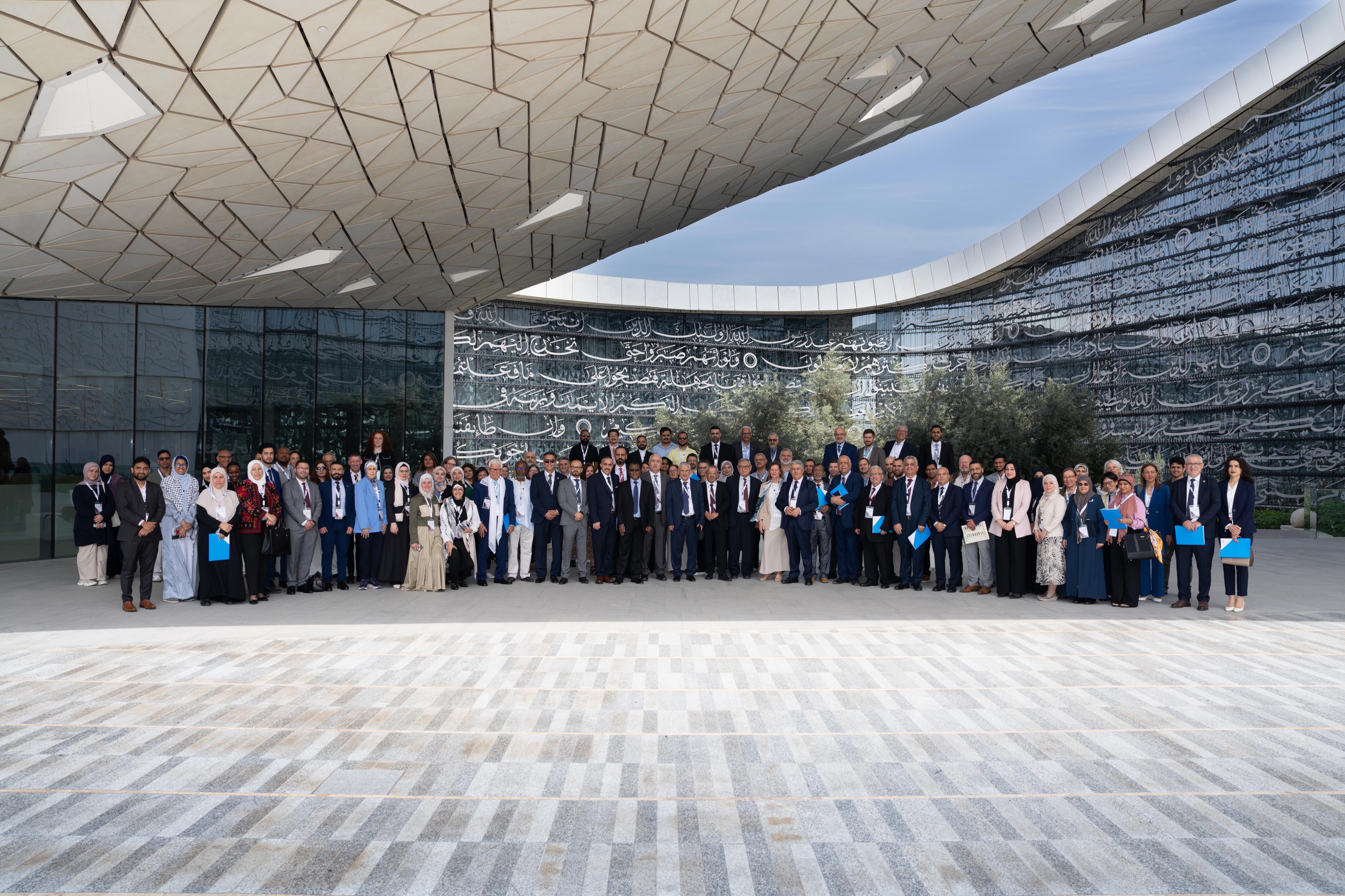 صورة جماعية للمشاركين في المؤتمر أمام مبنى ذو المنارتين 