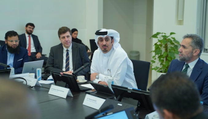 الدكتور رجب شانتورك، عميد كلية الدراسات الإسلامية، والسيد منصور راشد الخاطر، الرئيس التنفيذي وعضو مجلس إدارة مركز قطر للمال أثناء مشاركتهم في الاجتماع