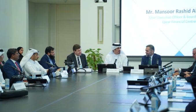 السيد منصور راشد الخاطر أثناء عرضه الموجز عن الأصول الرقمية
