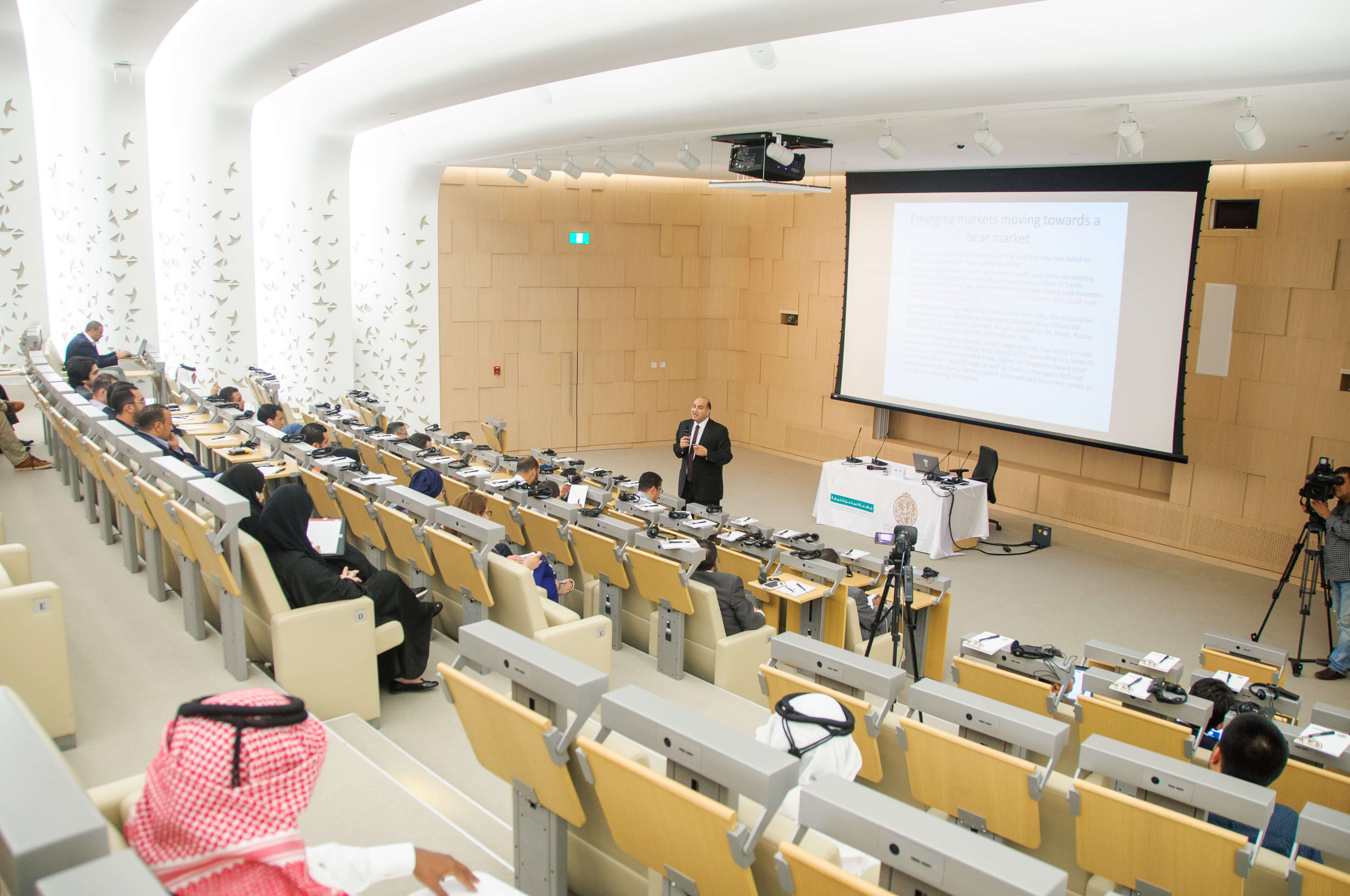 Qatar Faculty of Islamic Studies Discusses the Impact of Foreign Investment on Arab Financial Markets