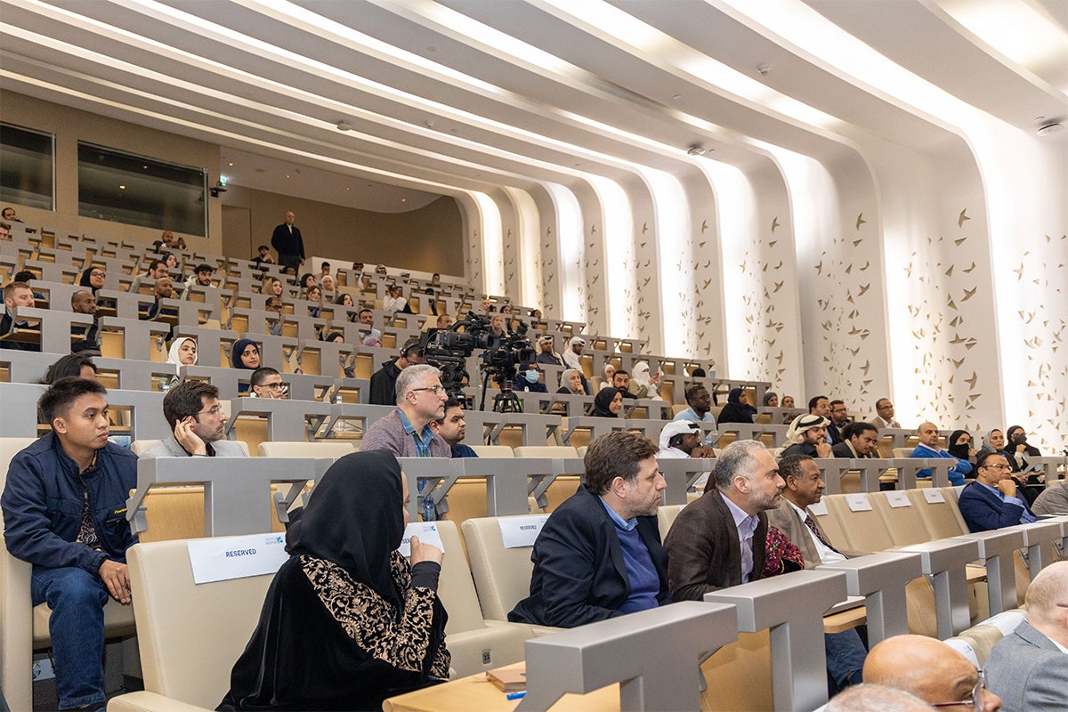 يستفسر الطلاب المحتملون عن أحدث برامج كلية الدراسات الإسلامية