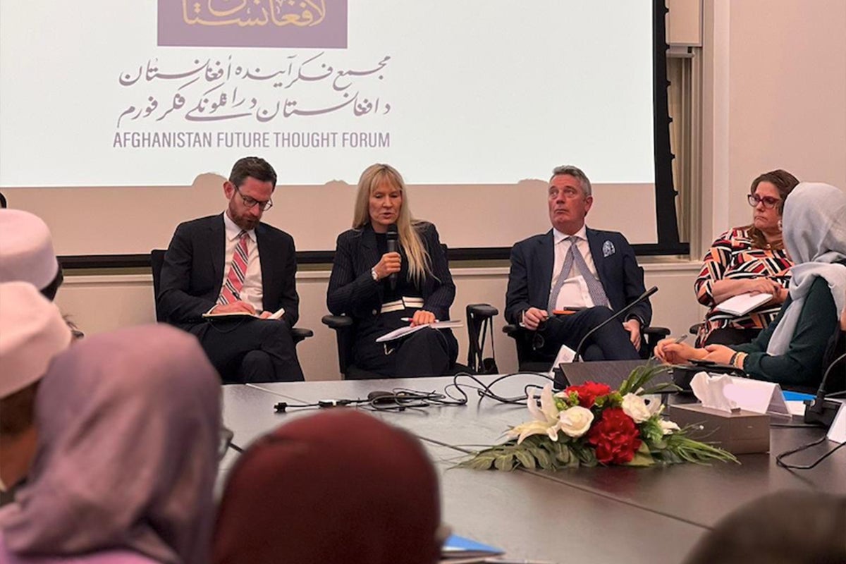 القادة الأفغان يناقشون القضايا المهمة التي تواجه البلاد مع مسئولين من البنك الدولي والوكالة الأمريكية للتنمية الدولية وبرنامج الأمم المتحدة الإنمائي.