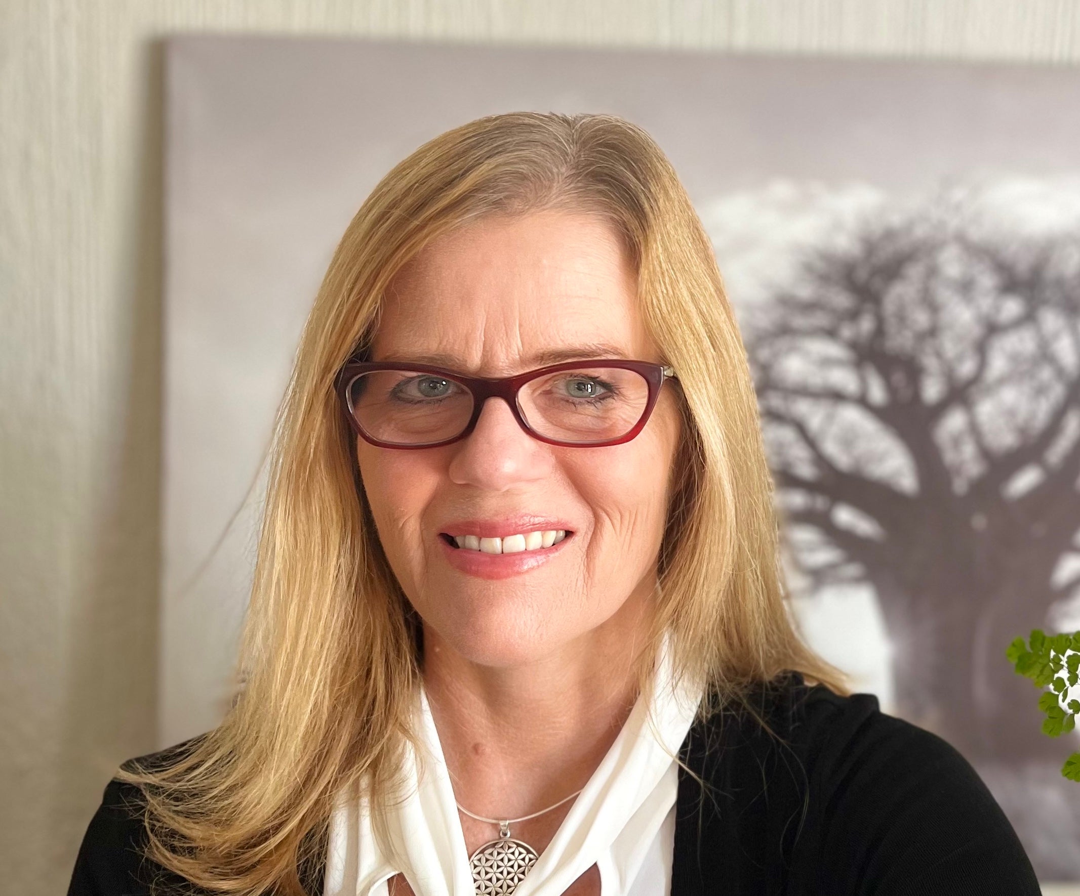 الدكتورة إيرين ماكاندلس أكاديمية ومستشارة مخضرمة ذات خبرة تمتد لثلاثة عقود في مجال السياسات.