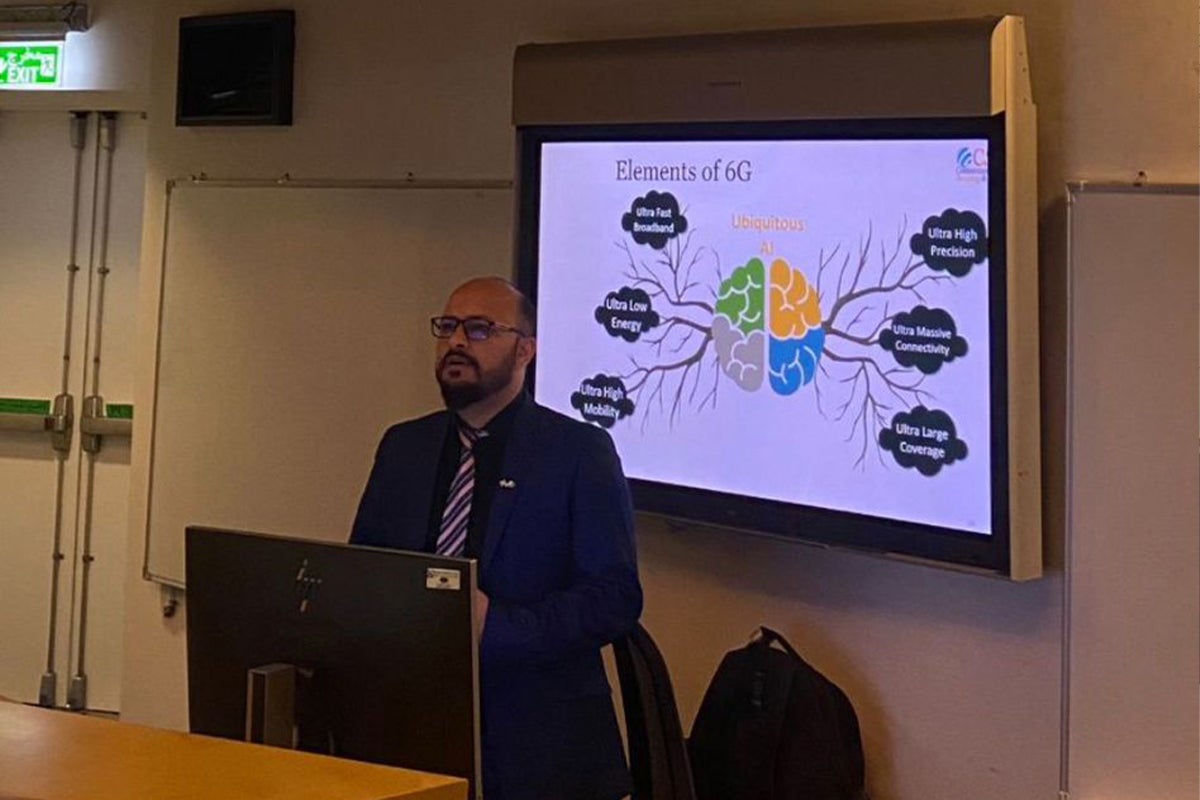 Dr. Qammer Abbasi, Professor, University of Glasgow’s James Watt School of Engineering, outlining 6G-enabling technologies and their use cases to attendees.