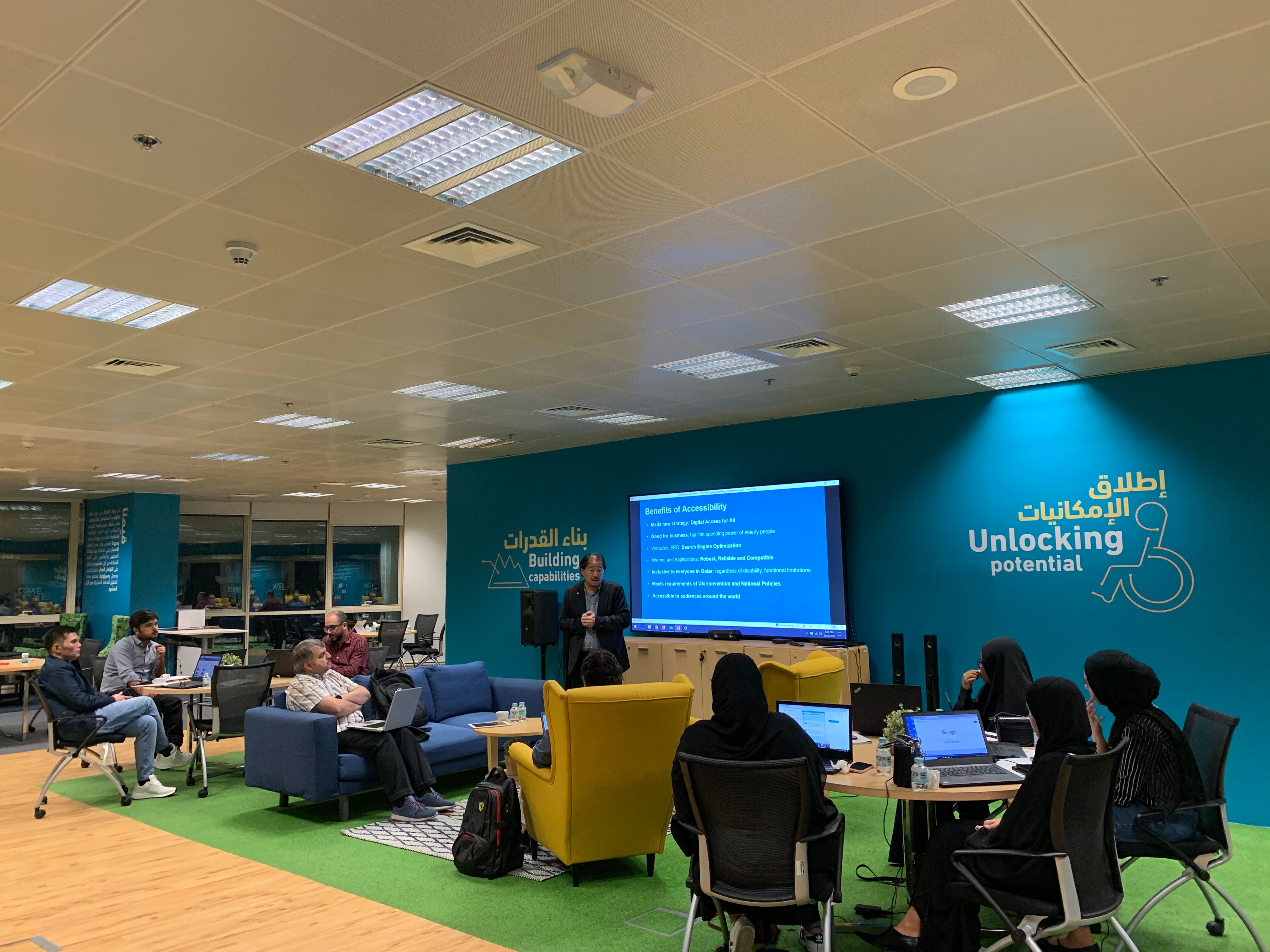 طلاب بكلية العلوم والهندسة يشاركون في ورشة عمل حول  تيسير سبل الانتفاع بالوسائل الرقمية في مركز مدى 