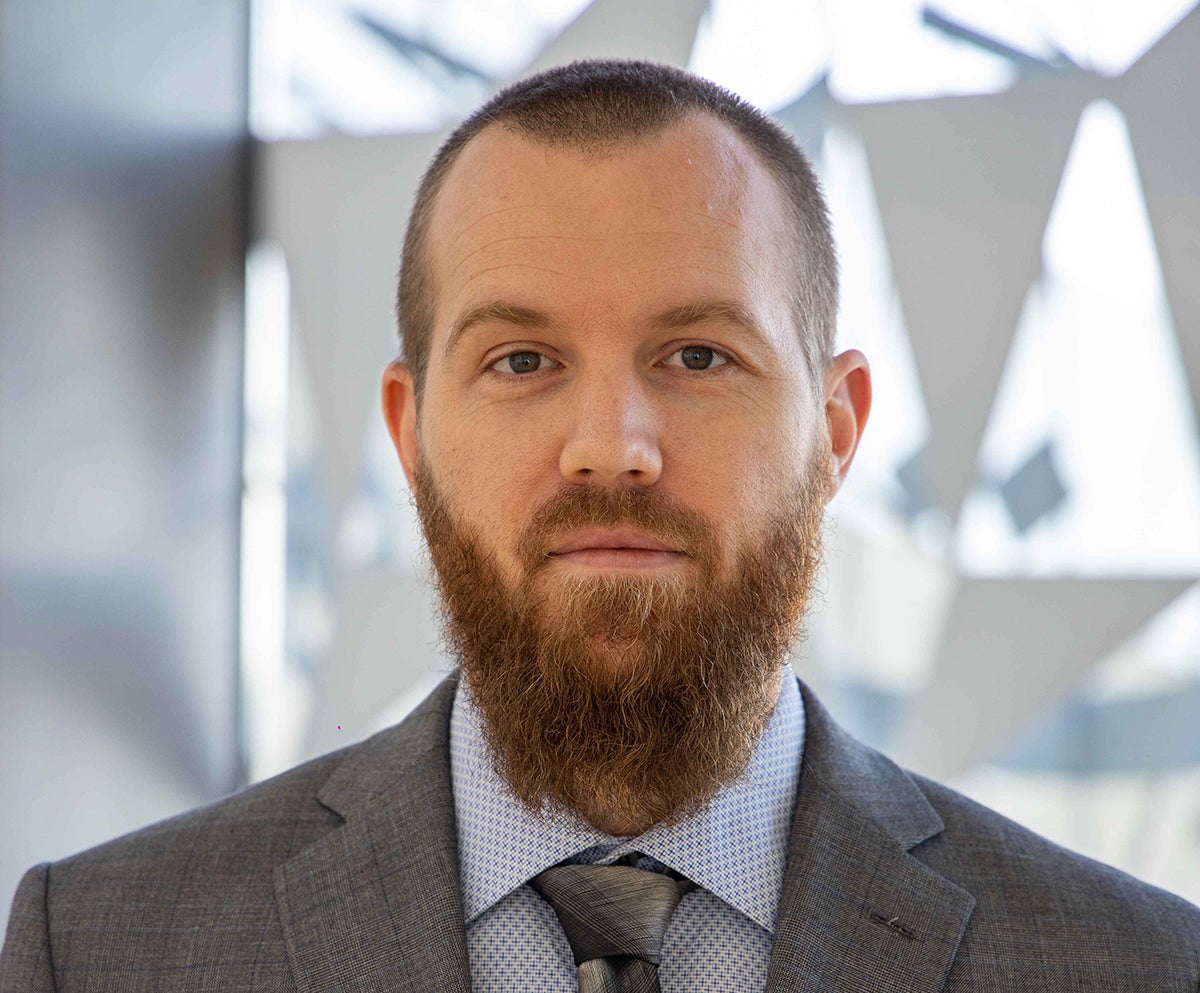 أستاذ بكلية السياسات العامة يناقش بحثه في منتدى أعضاء هيئة التدريس في قطر