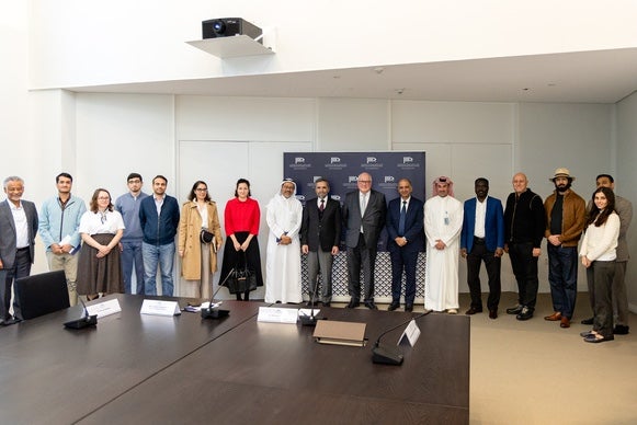 صورة جماعية للمشاركين في المائدة المستديرة. 