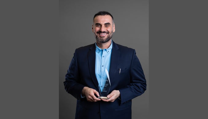 تتويج أستاذ في كلية العلوم والهندسة بلقب أفضل معلّم في جوائز زمام للصحة الرقمية 2024