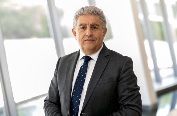 أستاذ في كلية السياسات العامة ينشر تقريرًا حول سياسات إعادة الإعمار في غزة