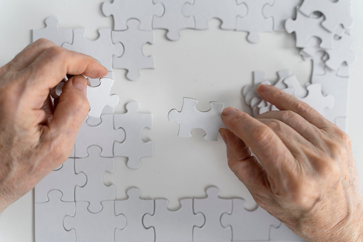 مرض الزهايمر: العلامات التحذيرية والعلاجات المتاحة وإرشادات الوقاية