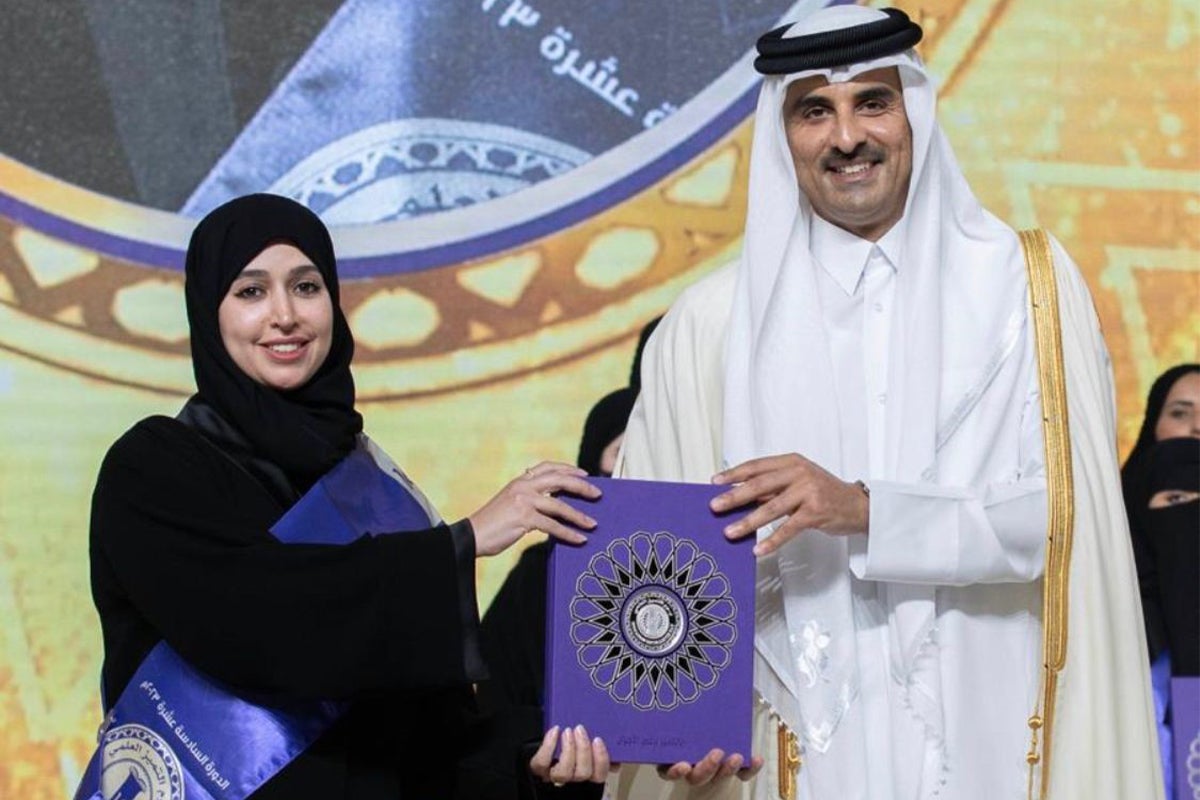Dr. Hanadi G. Al-Thani receiving the Education Excellence Award from His Highness the Amir of the State of Qatar Sheikh Tamim bin Hamad Al Thani