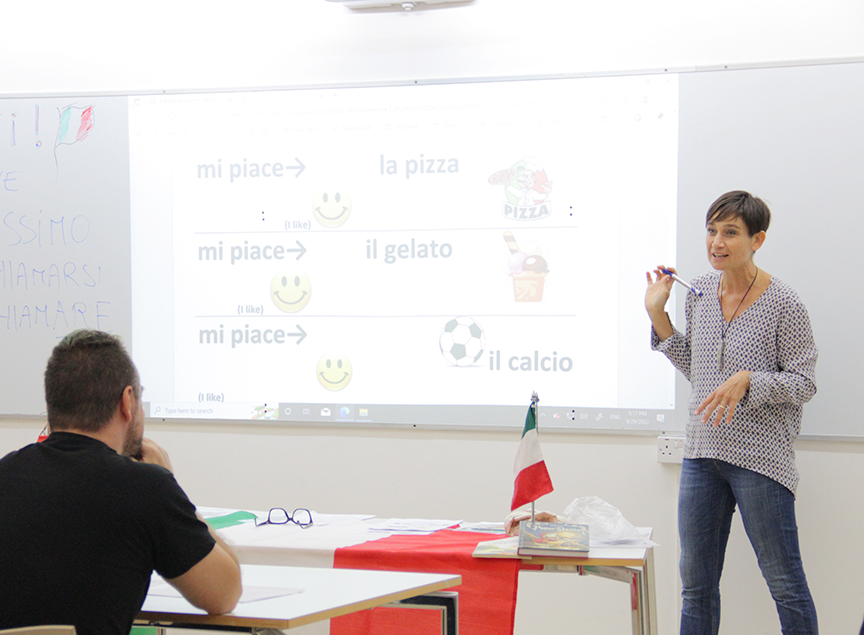 يقوم بإعداد المناهج التدريبية خبراء متخصصون ويتم تقديم الدورات داخل فصول دراسية أو عبر الانترنت.