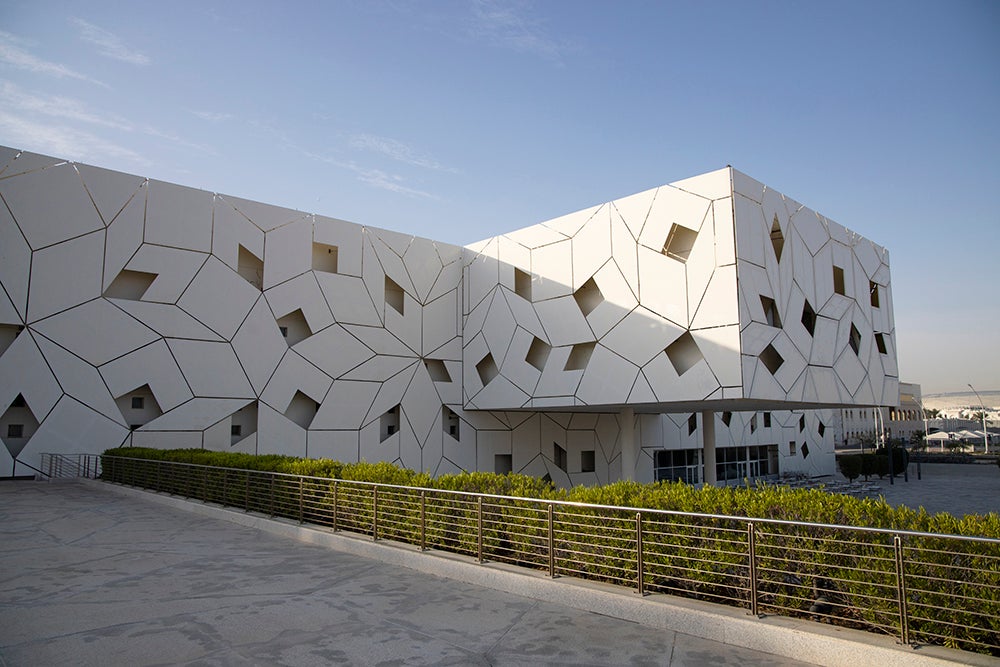 كيف وسَّعت جائحة كوفيد-19 من الفجوة الرقمية بين الجنسين في منطقة الشرق الأوسط وشمال أفريقيا؟