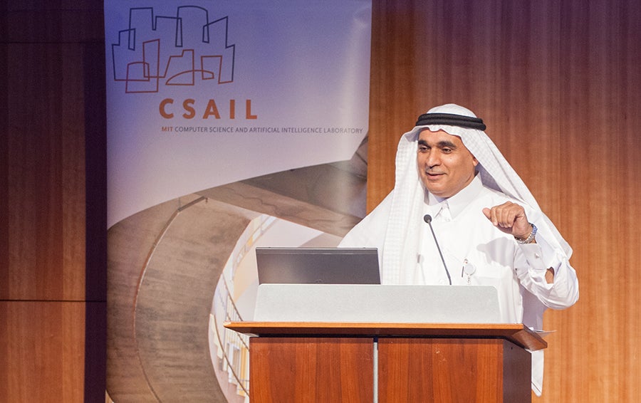 (الدكتور أحمد المقرمد، المدير التنفيذي لمعهد قطر لبحوث الحوسبة بجامعة حمد بن خليفة، خلال فعالية في مختبر علوم الحاسوب والذكاء الاصطناعي بمعهد ماساشوستس للتكنولوجيا (صورة أرشيفية