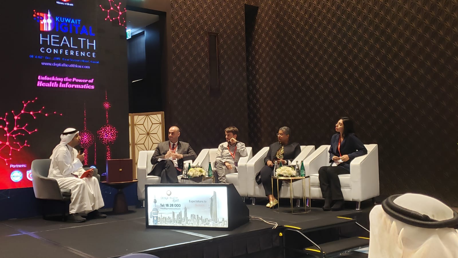 أستاذ بكلية العلوم والهندسة يُشارك في مؤتمر الكويت للصحة الرقمية 