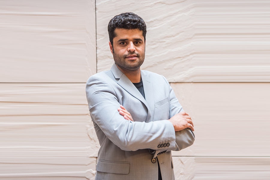 تكريم أحد خريجي كلية العلوم الإنسانية والاجتماعية خلال مؤتمر للترجمة في إيطاليا