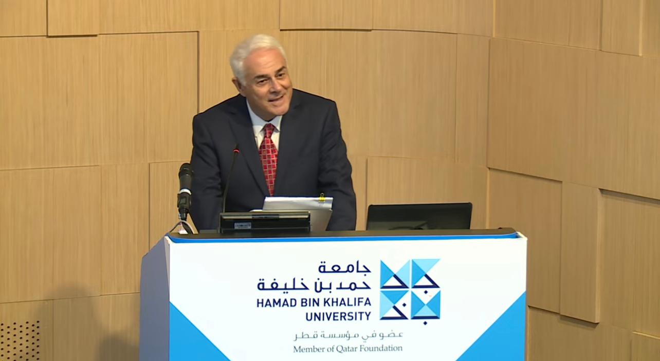 المتحدث المعروف عالميًا والخبير في الشؤون الإسلامية وائل حلاق يلقي محاضرة ضمن سلسلة رؤى العميد