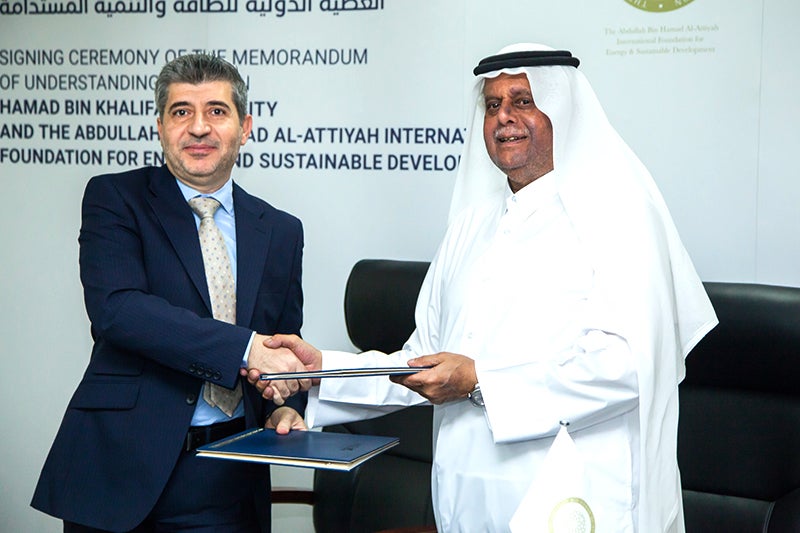 في مجال بحوث الطاقة والتنمية المستدامة: توقيع مذكرة تفاهم بين جامعة حمد بن خليفة ومؤسسة العطية
