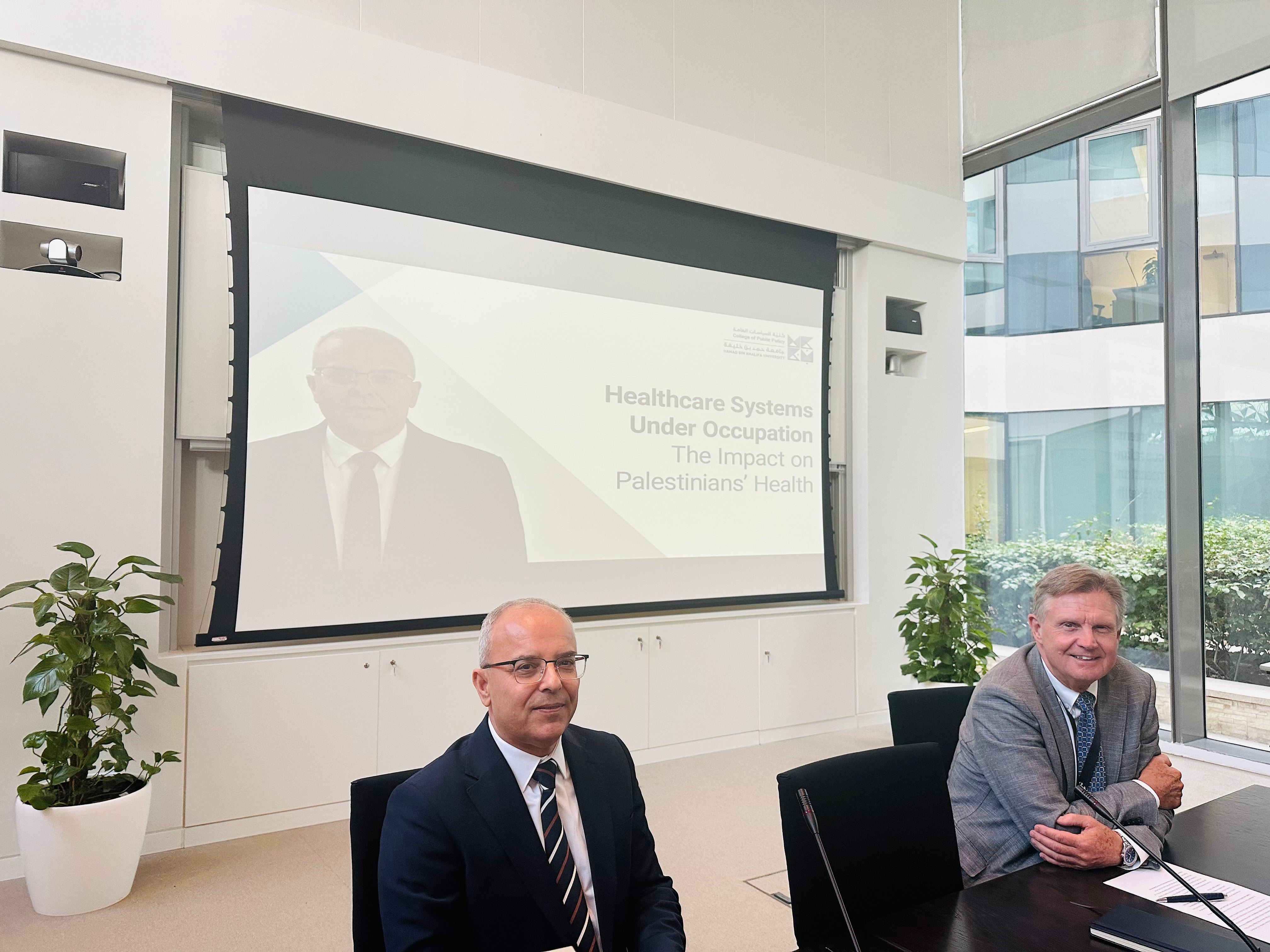 الدكتور معتصم حمدان والدكتور ليزلي بال، العميد المؤسس لكلية السياسات العامة 