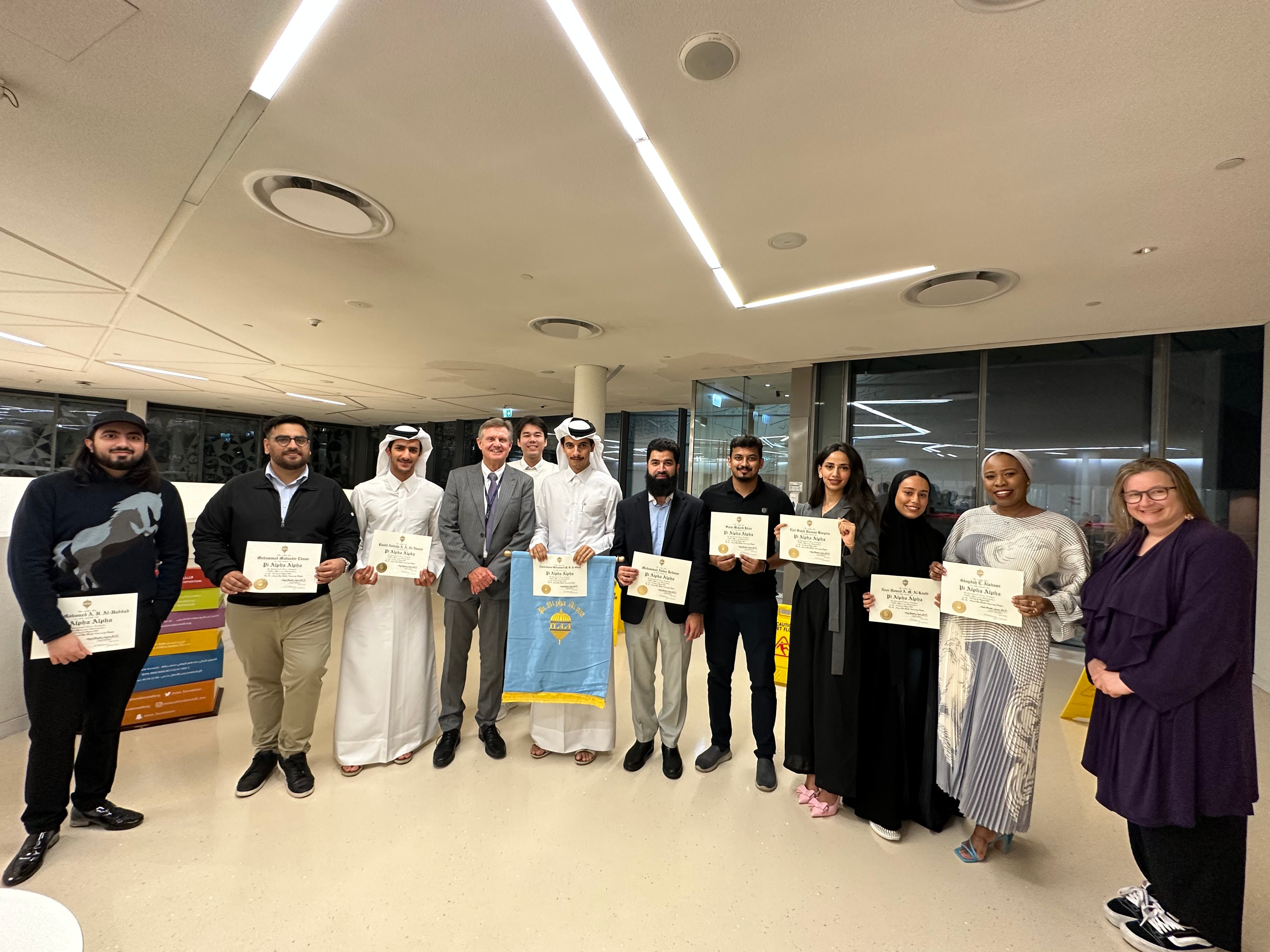 كلية السياسات العامة تُكرِّم الطلاب بشهادات Pi Alpha Alpha