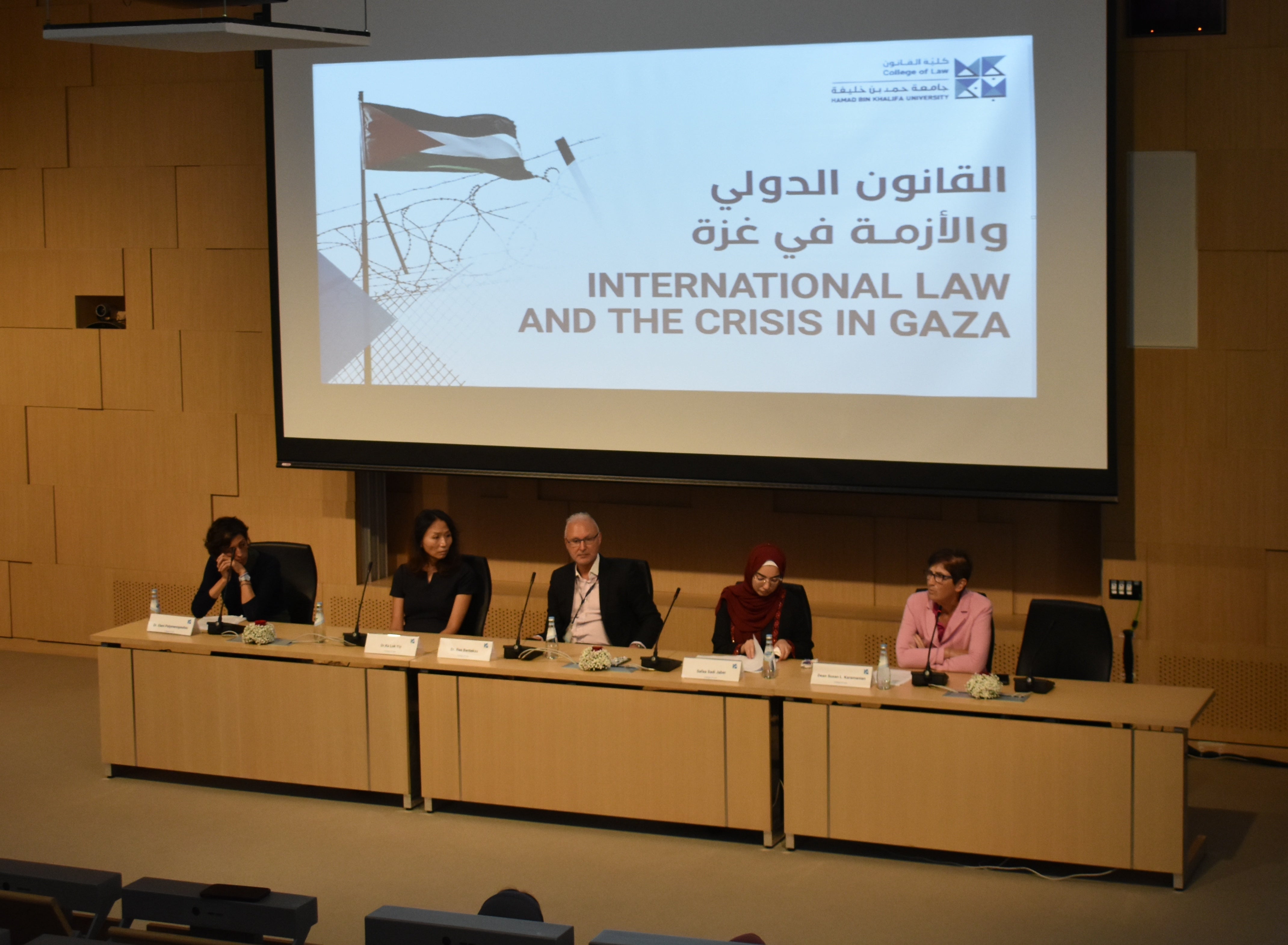 الدكتورة سوزان كارامانيان عميدة كلية القانون بجامعة حمد بن خليفة (على اليمين) تقود الحلقة النقاشية مع زملائها 