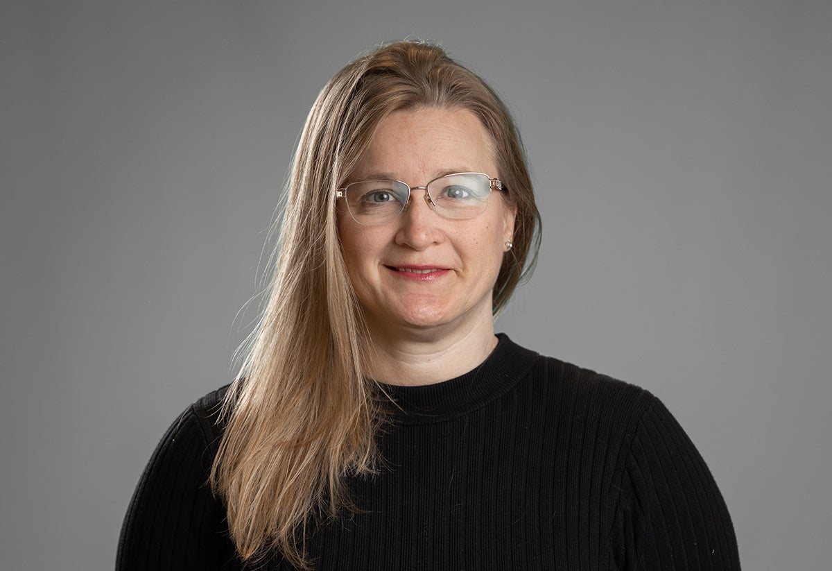 أستاذ بكلية السياسات العامة تطرح أفكارها المهنية في مؤتمر لمركز الخدمة المدنية في أستانا  