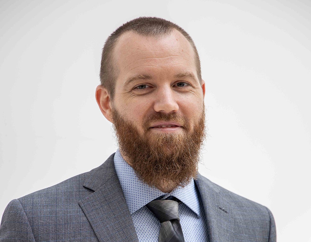 أستاذ بكلية السياسات العامة يشارك في إصدار مقالة جديدة حول الدروس المستفادة  من فيروس نقص المناعة "الإيدز"