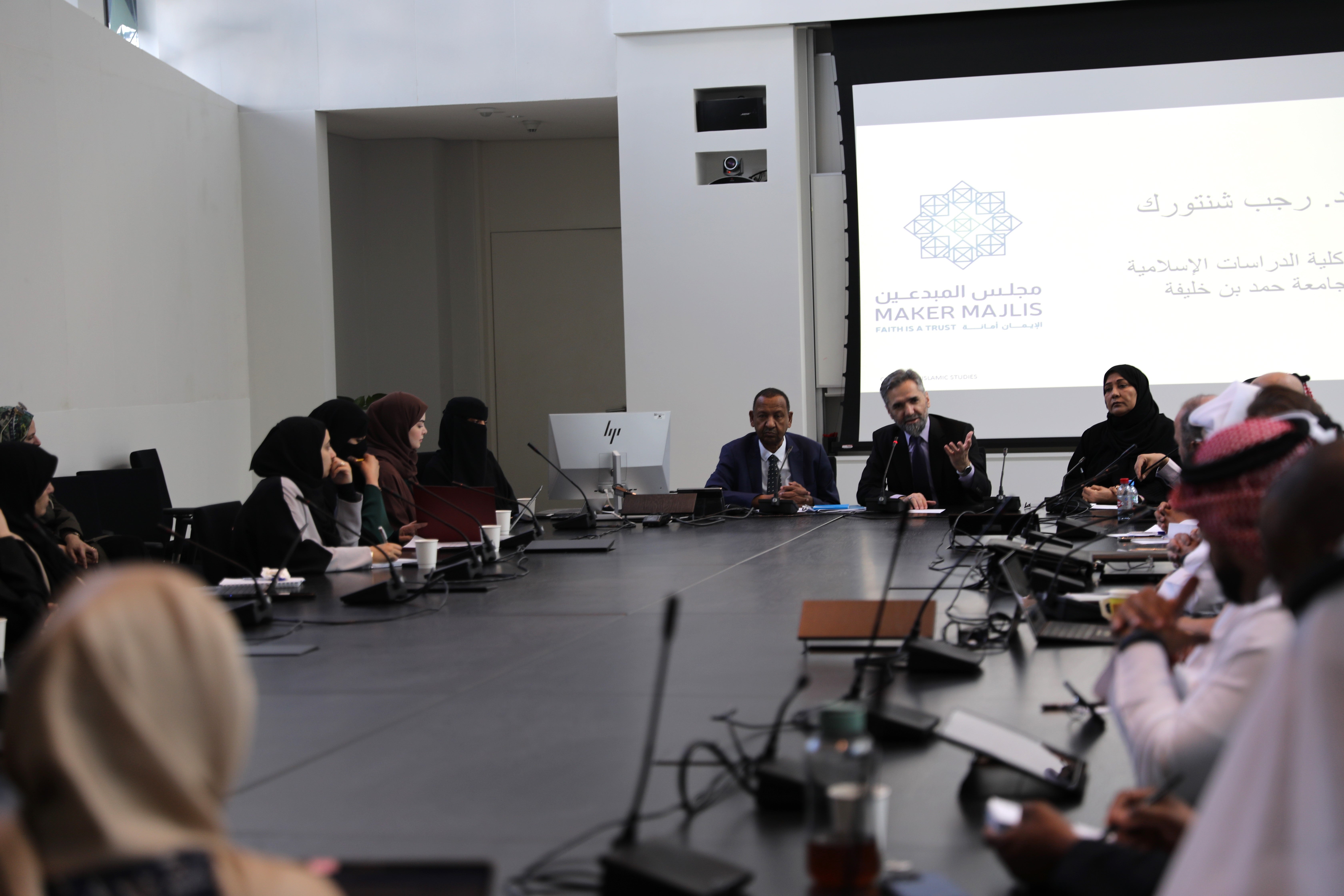 يتفاعل أعضاء هيئة التدريس بكلية الدراسات الإسلامية مع المعنيين في المجتمع القطري لاستكشاف كيفية توعية الشباب بشكل فعّال بالقيم الإسلامية