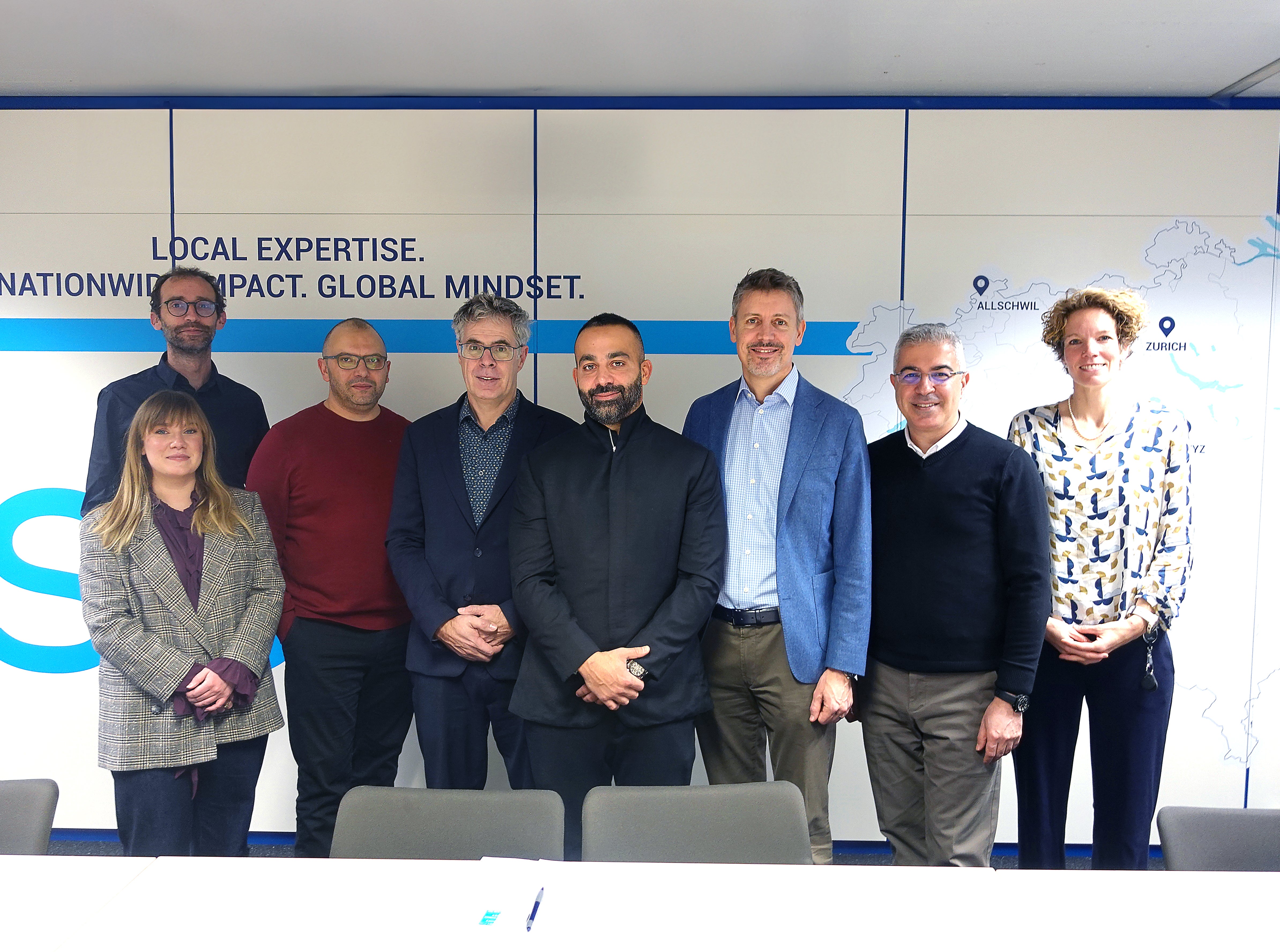 صورة جماعية لممثلي معهد قطر لبحوث البيئة والطاقة والمركز السويسري