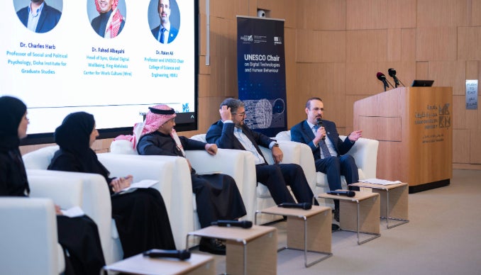 المشاركون في المناقشات خلال حفل الإطلاق.