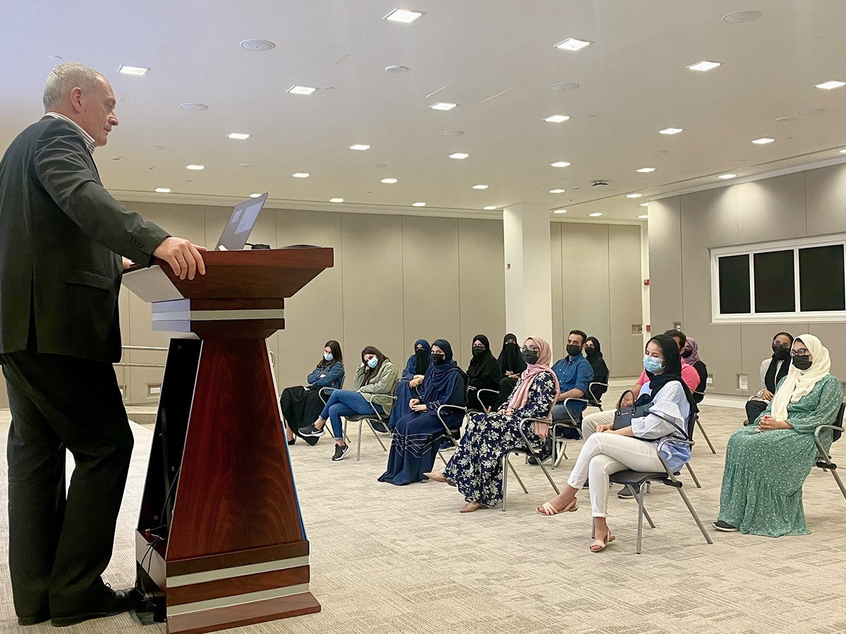 معهد قطر لبحوث البيئة والطاقة يقدم تدريبًا عمليًا في مختبراته للمتدربين المشاركين في برنامجه التدريبي الصيفي