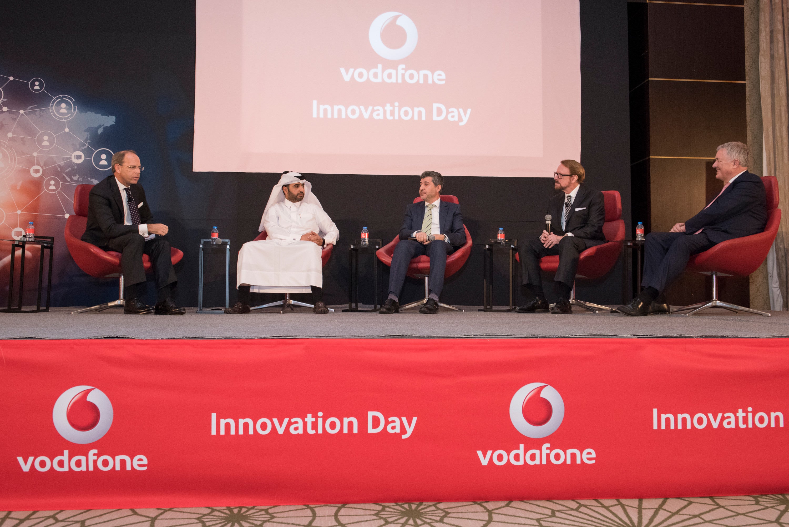 " الابتكار نحو 2030": عنوان النقاش بين رئيس جامعة حمد بن خليفة وكبار المسؤولين في بنك قطر للتنمية وشركة فودافون قطر