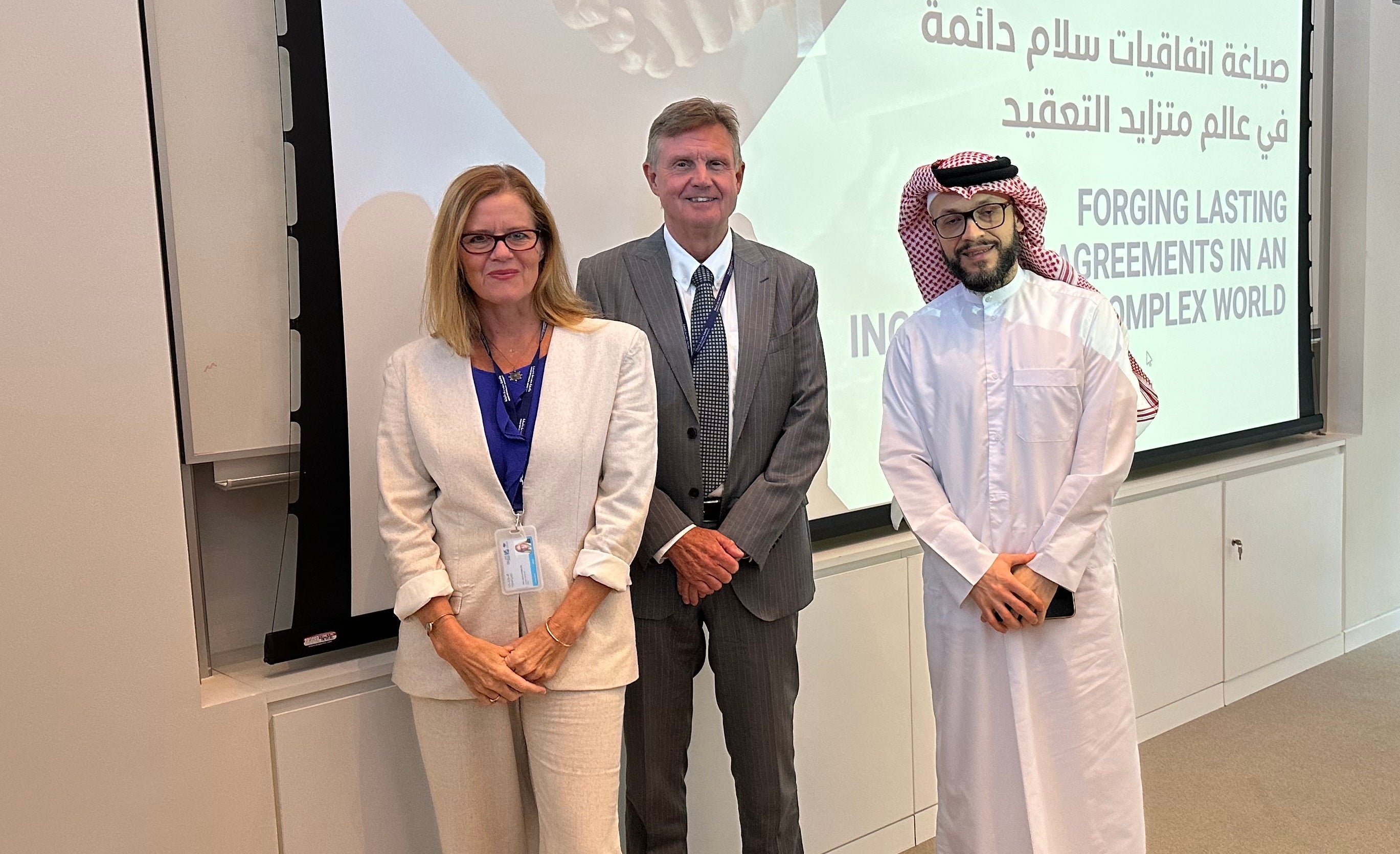 كلية السياسات العامة تستضيف محاضرة حول كيفية صياغة اتفاقيات سلام دائمة