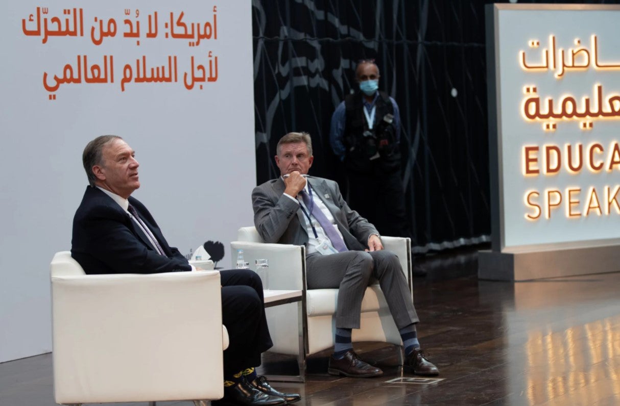 عميد كلية السياسات العامة يدير محاضرة ألقاها الدبلوماسي الأمريكي السابق مايكل بومبيو