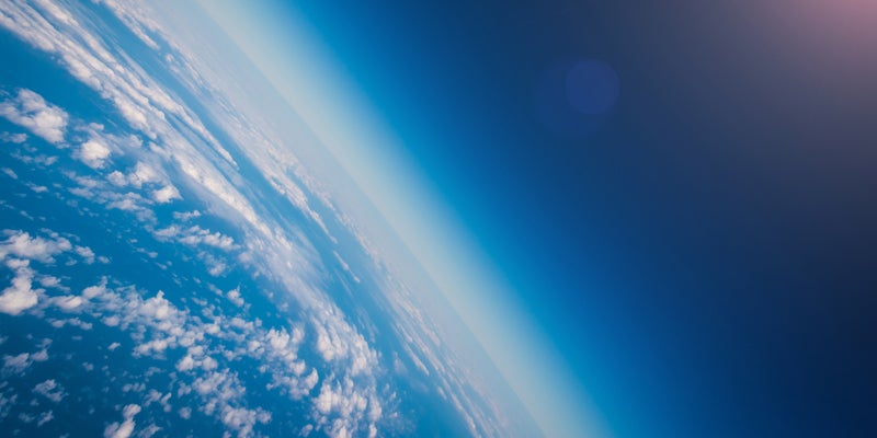 معهد قطر لبحوث البيئة والطاقة التابع لجامعة حمد بن خليفة ومعهد "بول شيرر" في سويسرا يحققان اكتشافًا ثوريًا في مجال نضوب الأوزون