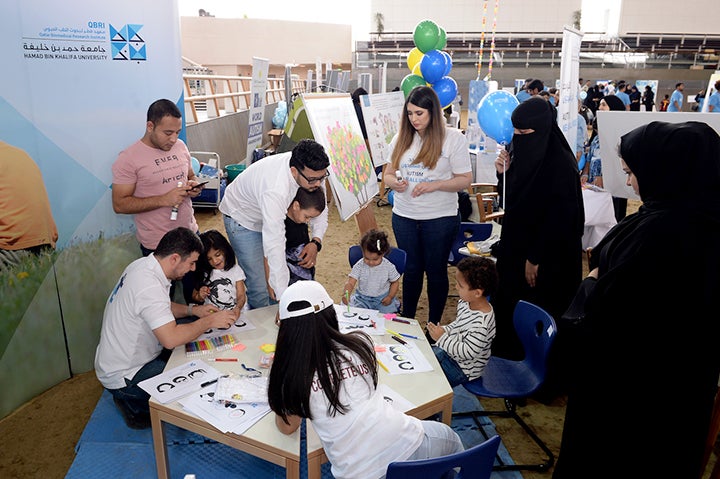 معهد قطر لبحوث الطب الحيوي يشارك في حملة للتوعية بمرض التوحد