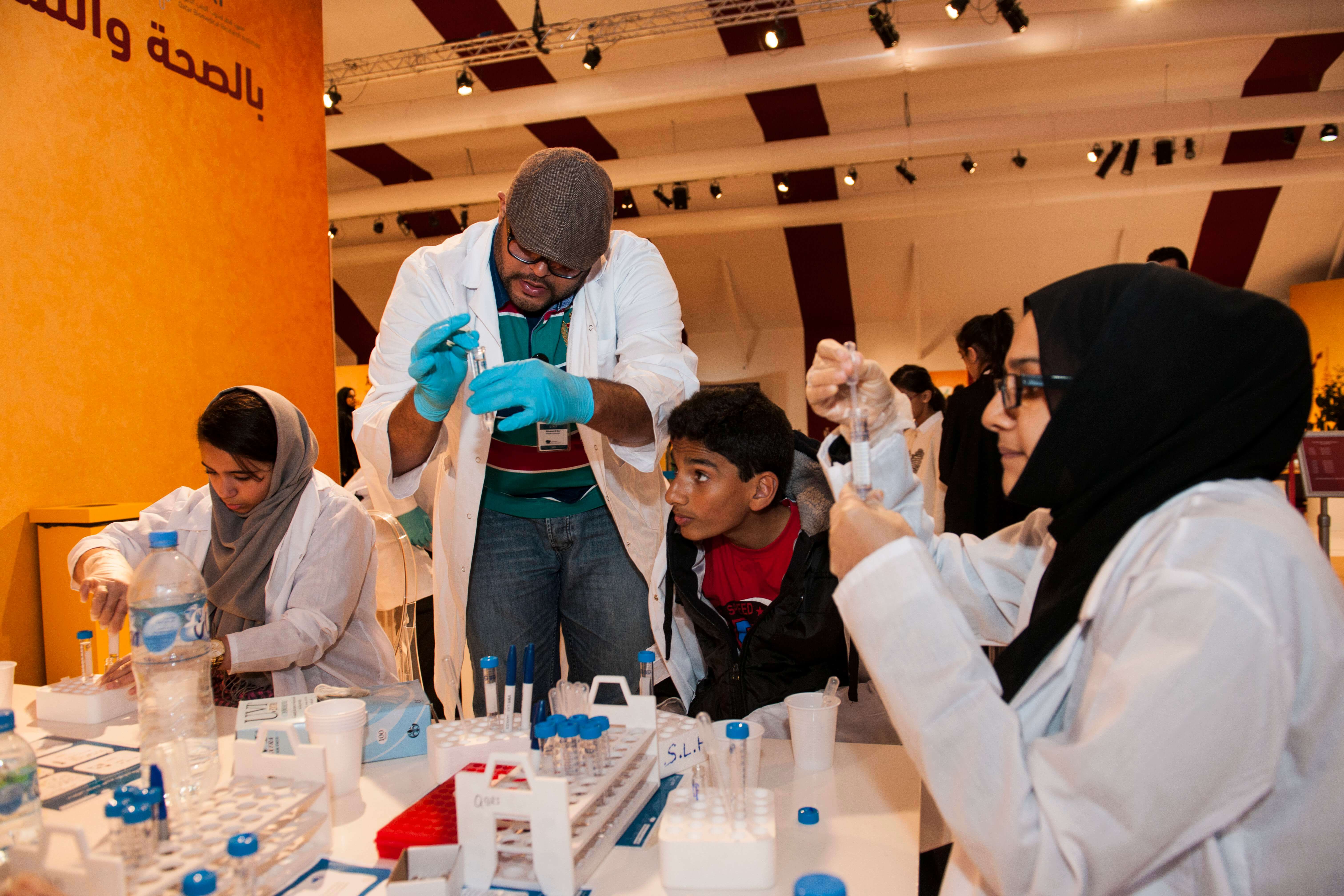 معاهد البحوث بجامعة حمد بن خليفة تدعم أنشطة مؤسسة قطر للاحتفال باليوم الوطني في درب الساعي