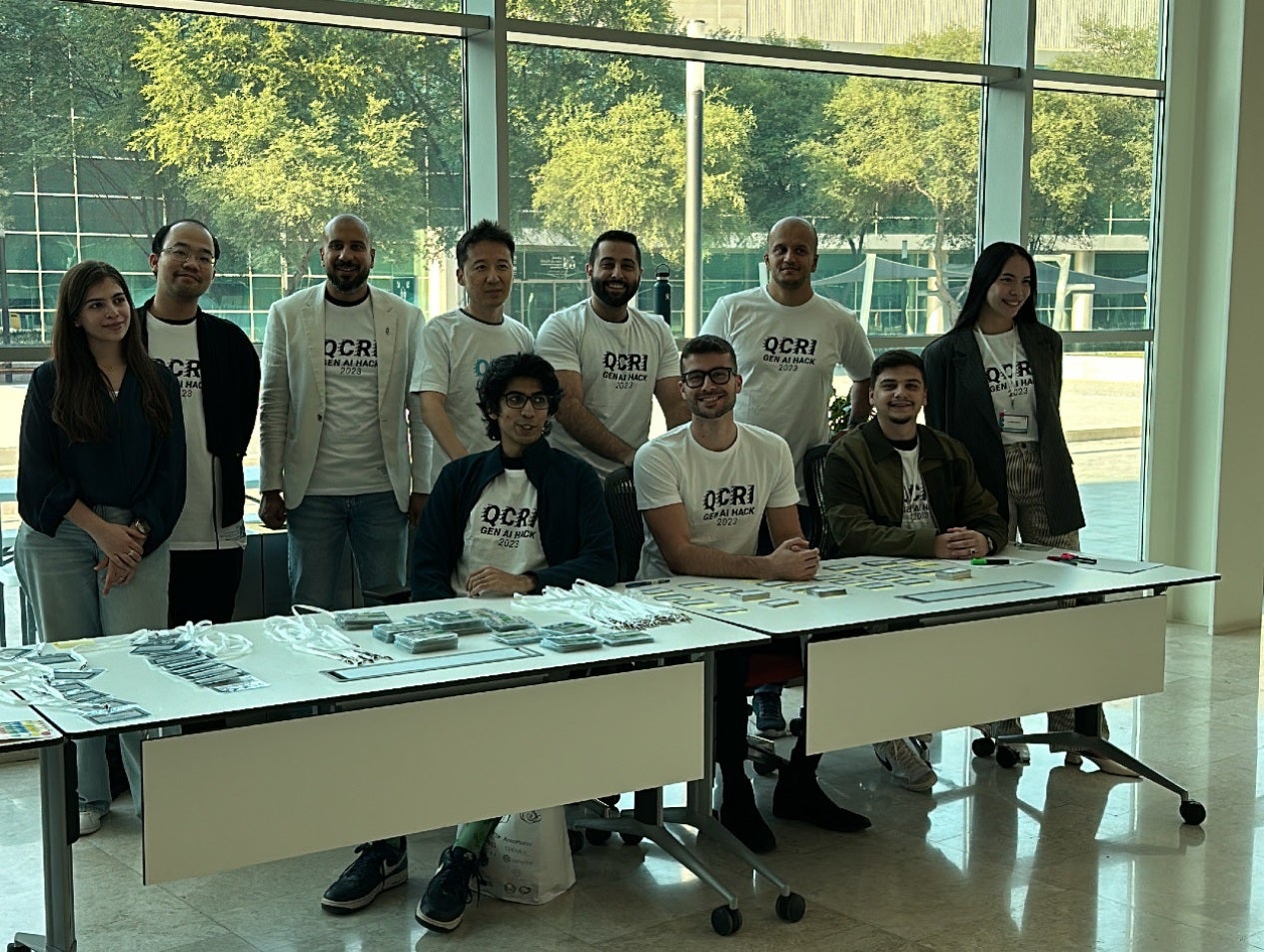 مجموعة من المشاركين في هاكاثون الذكاء الاصطناعي التوليدي