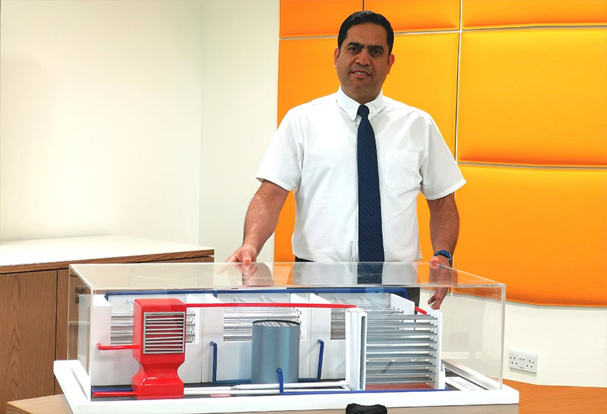 اتفاقية تطوير بين معهد بحوث البيئة و«الكهرباء والماء»