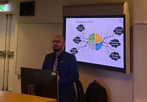 Dr. Qammer Abbasi, Professor, University of Glasgow’s James Watt School of Engineering, outlining 6G-enabling technologies and their use cases to attendees.
