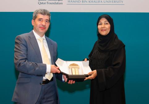 جامعة حمد بن خليفة تُكرّم الدكتورة عائشة المناعي على مساهماتها لصالح دولة قطر