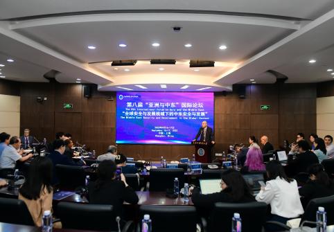 Dr. Hassan Hakimian speaks to participants at the Shanghai International Studies University’s 8th International Forum on Asia and the Middle East 