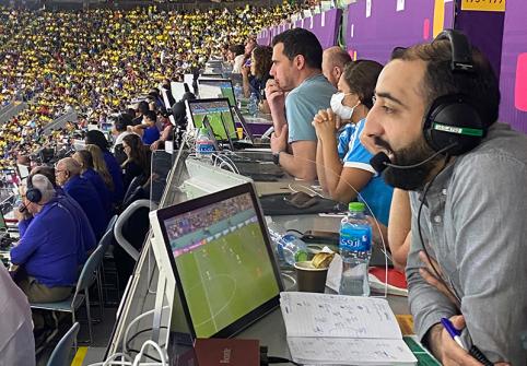 خبراء خدمة التعليق الوصفي الصوتي المقدمة من جامعة حمد بن خليفة يقولون أن التجربة تعزز حضور المشجعين في مباريات كأس العالم