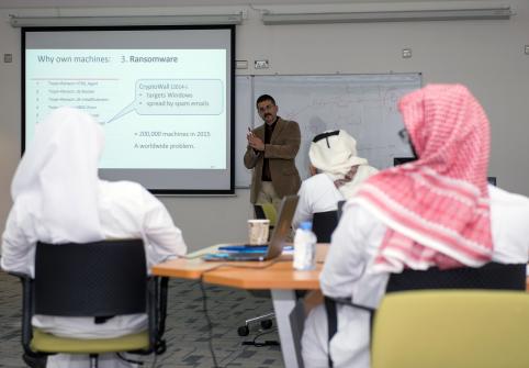 خبراء جامعة حمد بن خليفة يشاركون معارفهم في مجال الأمن الإلكتروني مع ممثلين من وزارة الدفاع القطرية