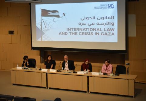 الدكتورة سوزان كارامانيان عميدة كلية القانون بجامعة حمد بن خليفة (على اليمين) تقود الحلقة النقاشية مع زملائها 