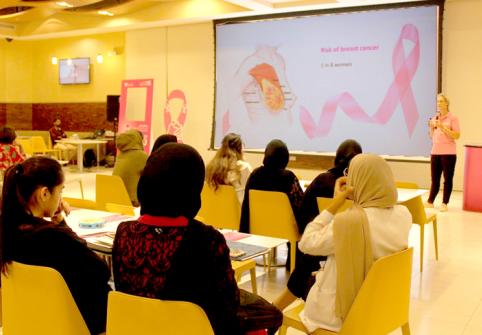 معهد قطر لبحوث الطب الحيوي التابع لجامعة حمد بن خليفة يعزز الوعي بسرطان الثدي
