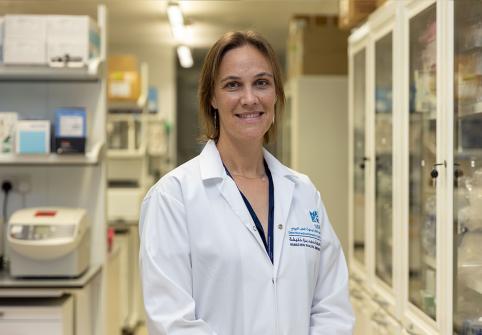 الدكتورة جولي ديكوك، العالِمة في مركز البحوث التطبيقية للسرطان والمناعة