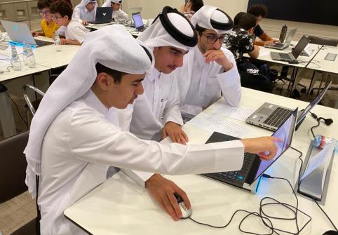 في مسابقة بايثون 2023، يستخدم طلاب المدارس الثانوية القطرية مهاراتهم بعلوم البرمجة في "ركن الابتكار" بكلية العلوم والهندسة بجامعة حمد بن خليفة