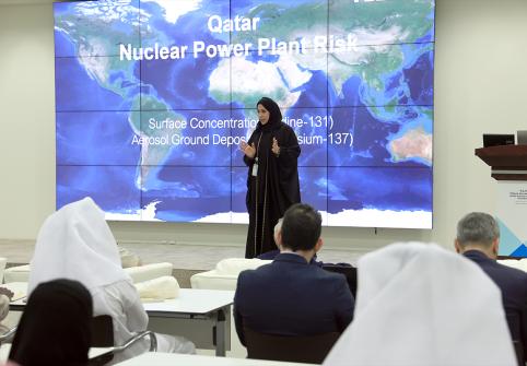 الدكتورة هدى السليطي، مدير بحوث أول لمرصد المخاطر الطبيعية والبيئية في معهد قطر لبحوث البيئة والطاقة، تستعرض أبحاث فريقها إلى حضور الندوة